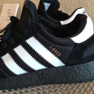 Black on black I-5923 (formerly known as Iniki)